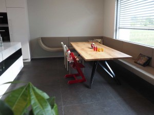 Sitzbank modern nach Maß in Taupe mit Massivholztisch, Tischlerei Wien
