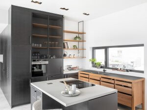 Schwarze Küche mit Holz modern