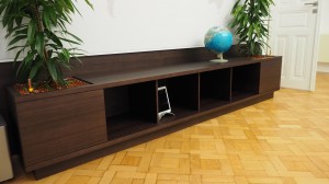 Blumenwand mit Weltkarte auf schallabsorbierendem Panell