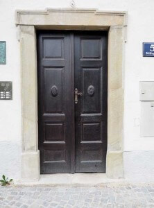 Haustor nach Sanierung