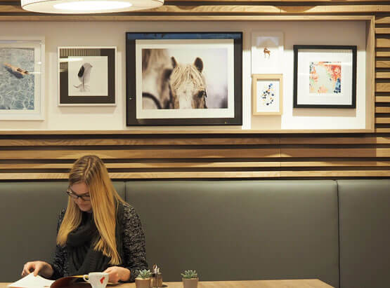 Kunstdrucke im Speisesaal, Sitzbank grau