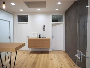 Büroumbau Wien Entree Platz für Kaffeemaschine