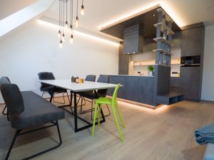 Re-Design Apartment Essbereich mit Bank und Tisch modern