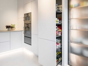 Weiße Küche nach Maß modern Apothekerschrank