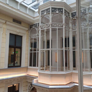 Historisches Fensterelement in saniertem Zustand Hotel Almanac Wien